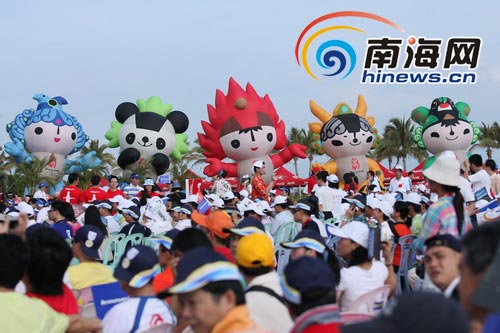 三亚首传起跑仪式 五个福娃显得格外抢眼